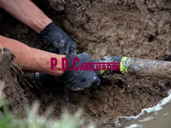 plombier entrain d'effectuer le débouchage d'une canalisation